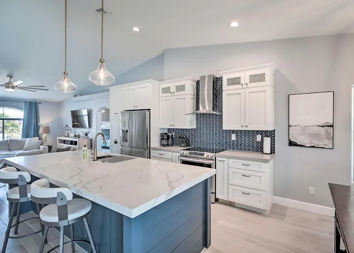 Pool, Patio & Views: Havasu Home!