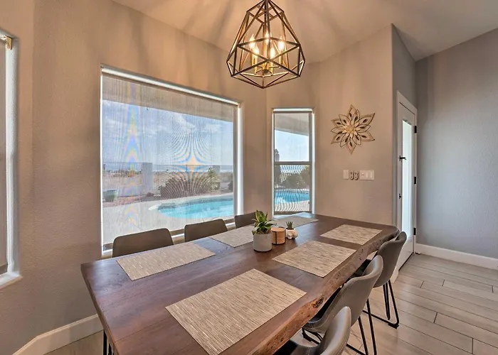 Pool, Patio & Views: Havasu Home!
